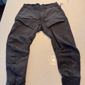 Nike Sportwears Tech Essentials - size 34